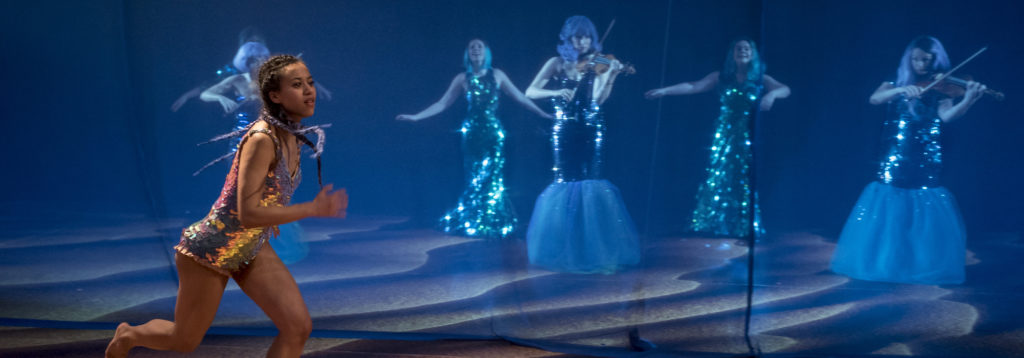Meermeisje, Holland Opera Meermeisje, Holland Opera,
Creatie | Muziek: Oene van Geel - Tekst: Herman van de Wijdeven - Regie en libretto: Joke Hoolboom - Choreografie: Jenia Kasatkina - Decor: Douwe Hibma - Licht: Maarten Warmerdam - Geluid: Tom Gelissen - Kostuums: Esmee Thomassen - Maskers: Lisa Louwers - Grime: Bernadette Hilhorst,
Uitvoering | Kleine Zeemeermin: Jade Stenhuijs - Zusjes: Kelly Poukens, Florien Hilgenkamp en Veerle Sanders - Edvard Prins: Jorne van Bergeijk - Triton: Niek Idelenburg,
Ensemble | Ragazze Quartet - Viool: Rosa Arnold en Jeanita Vriens - Altviool: Annemijn Bergkotte - Cello: Rebecca Wise,
Dans | Scholen in de Kunst